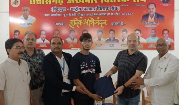 बारिश में अखबार वितरकों की सुविधा के लिए अदानी कोरबा पावर ने दिए रेनकोट