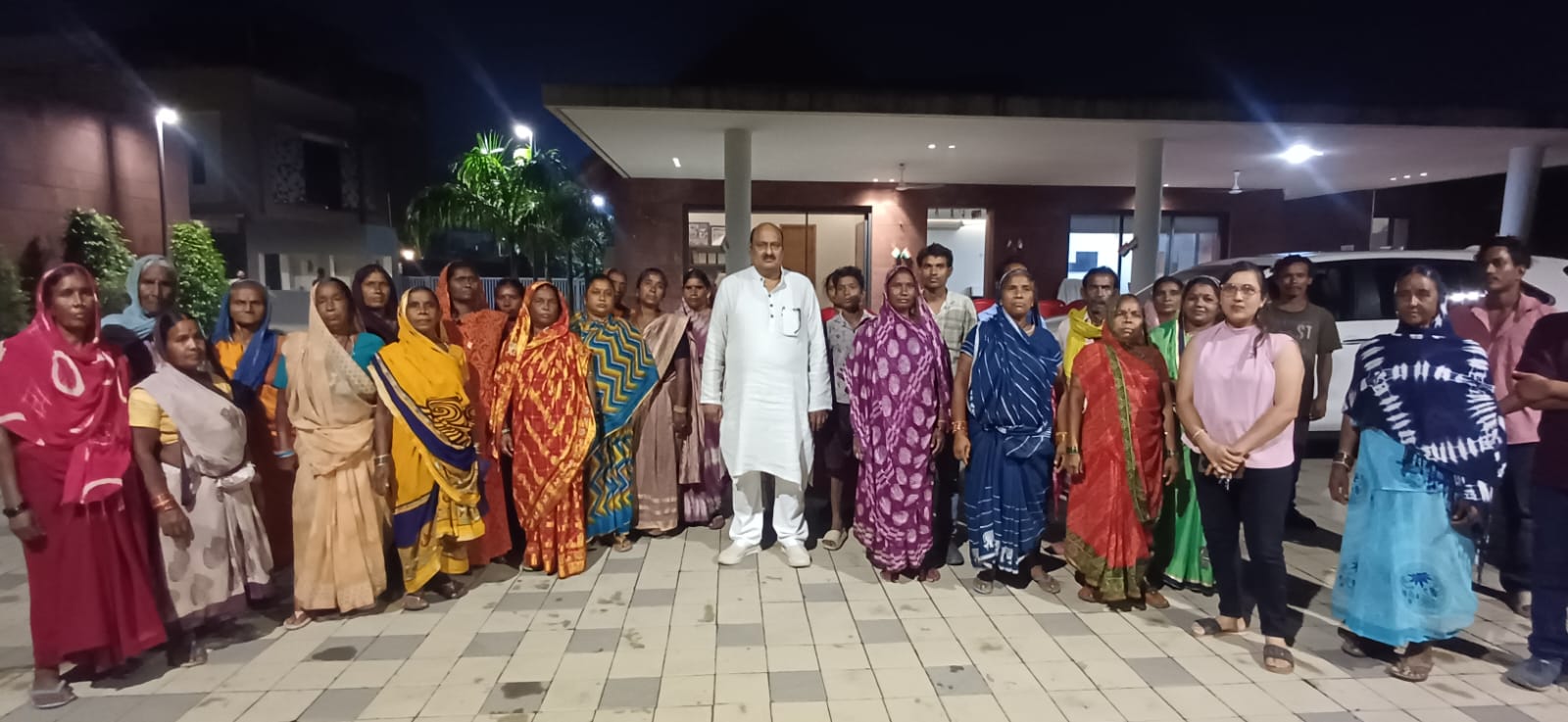 बरबसपुर में शराब दुकान खोलने का प्रस्ताव रद्द होने पर ग्रामीण महिलाओं ने पूर्व मंत्री जयसिंह अग्रवाल का जताया आभार