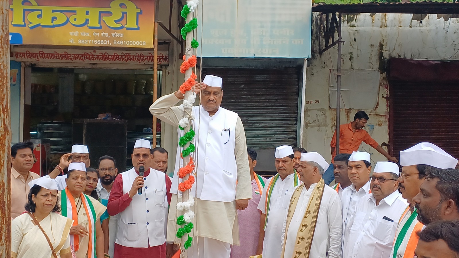 स्वतंत्रता दिवस पर गांधी चौक में पूर्व मंत्री जयसिंह अग्रवाल ने किया ध्वजारोहण